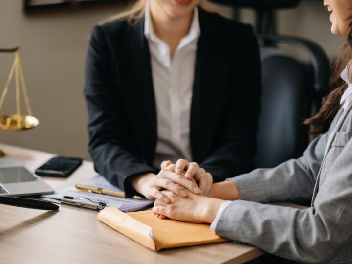 How Commercial Litigation Attorneys Navigate Complex Business Disputes