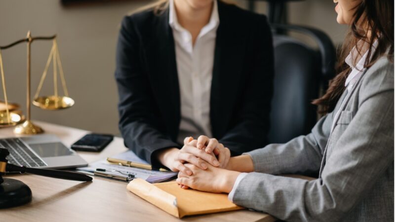 How Commercial Litigation Attorneys Navigate Complex Business Disputes